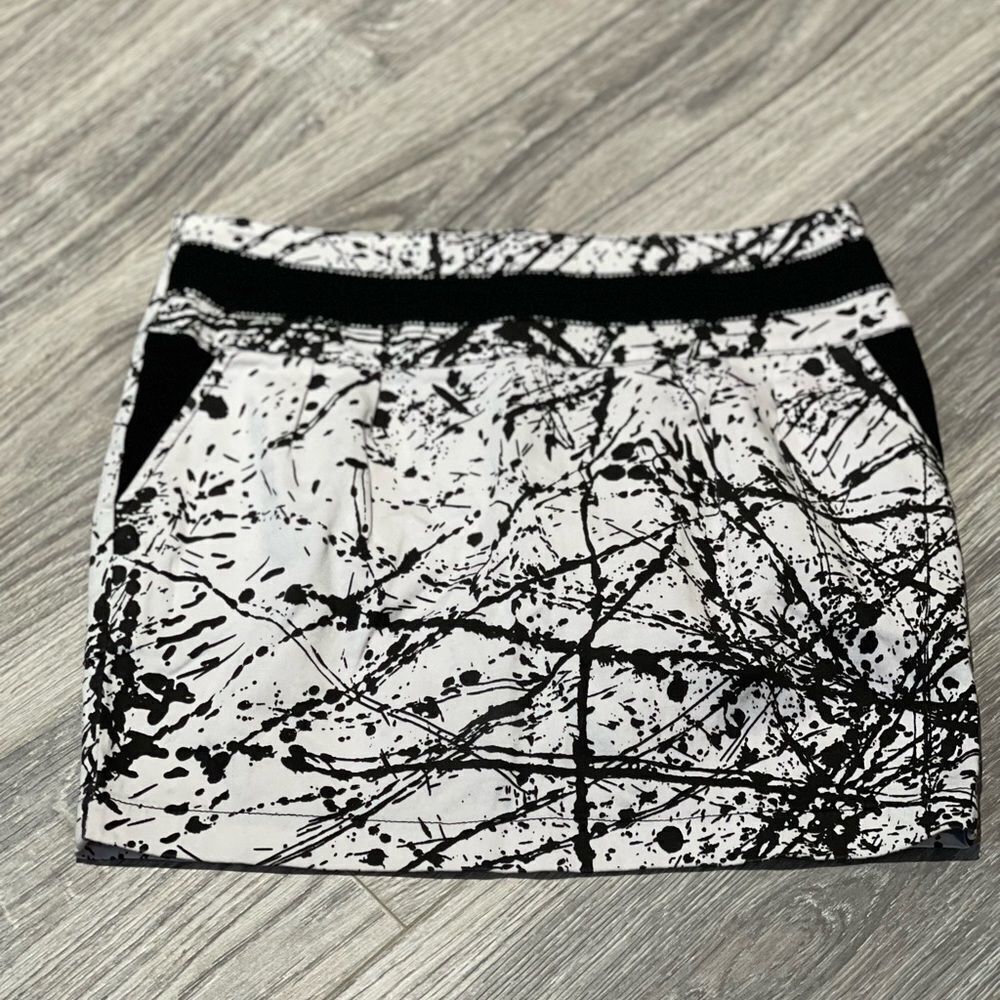 Urban behavior graffiti skirt with pockets